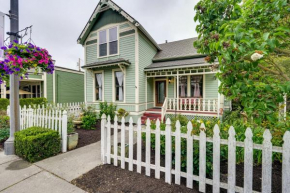 Charming La Conner Vacation Home with Fireplace!